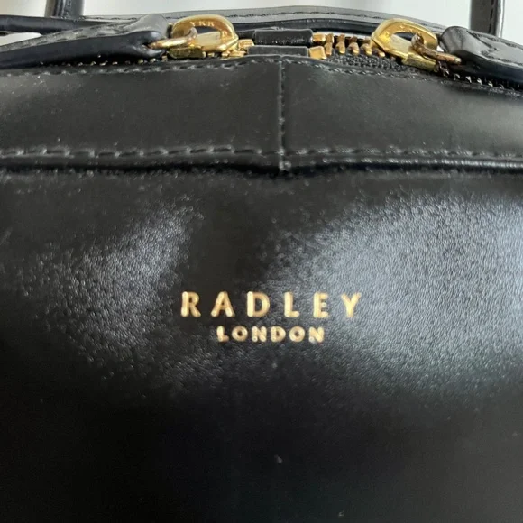 Radley London like new condition real leather black crossbody or shoulder bag - Picture 4 of 11